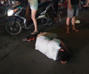 Va quẹt xe, người đàn ông bị nhóm thanh niên đánh dã man, gục trên đường