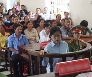Xét xử 2 chủ hụi lừa hơn 300 người