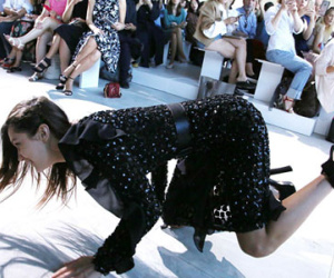 Bella Hadid ngã nhào trên sàn catwalk