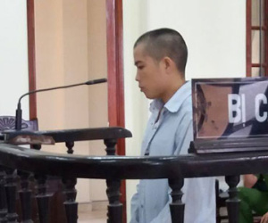 Chú ruột hiếp dâm cháu 10 tuổi bên bờ suối