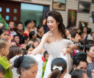 Hoa hậu Mỹ Linh diện đầm công chúa đi thăm bệnh nhi