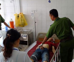 Kẻ ngáo đá, cướp hàng loạt xe lao như điên trên đường