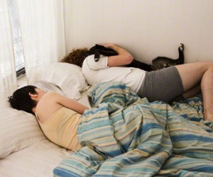 Kỉ niệm 3 năm ngày cưới bằng bát cháo gà, chồng thẳng tay hất vào người tôi