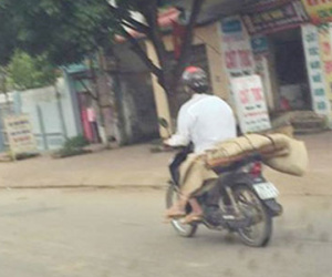 Người đàn ông chở thi thể bằng xe máy: “Tôi nhờ người mua hộ cái chiếu...”