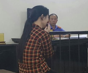 Người mẹ giết con trai vì túng quẫn khóc suốt phiên xử