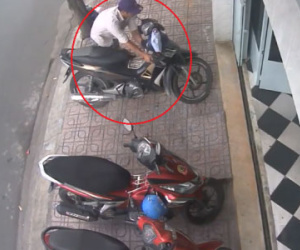 Thanh niên bẻ khóa trộm xe máy trong 3 giây giữa phố Sài Gòn