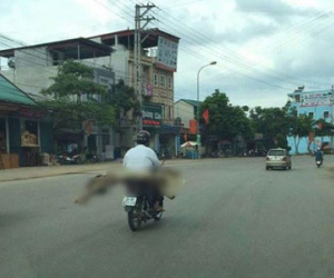 Thi thể cuốn chiếu trên xe máy: Dân bản góp gạo, đồ ăn lo ma chay cho người phụ nữ nghèo