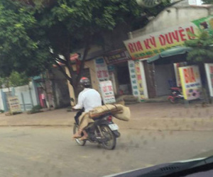 Vụ cuốn chiếu thi thể trên xe máy: "Bệnh nhân tử vong trên đường về nhà chứ không phải ở bệnh viện"