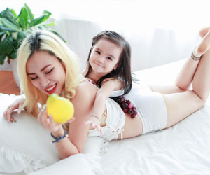 Cặp chị em cách nhau... 20 tuổi thu hút dân mạng