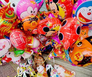 Cho con chơi bóng bay, cha mẹ cẩn thận kẻo rước họa cho bé