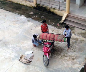 Lại xôn xao hình ảnh chở thi thể quấn chăn bằng xe máy