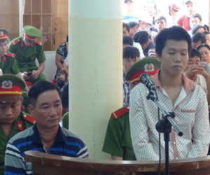 Trẻ bán vé số sinh con, mỗi bị cáo bị 1 năm tù