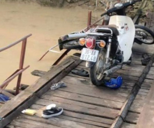Va chạm trên cầu phao rơi xuống sông, 2 người chết