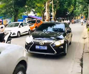 Xe bị ép chạy lùi gắn biển số giả chạy vào đường cấm