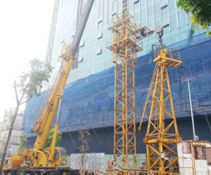 Cấm đường, lắp cẩu trục phá dỡ phần vi phạm nhà 8B Lê Trực