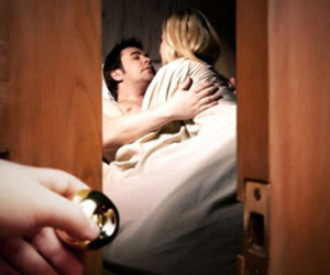 Vợ vừa đi công tác, chồng đã dẫn người tình về "vui vẻ"