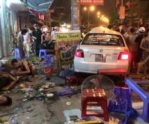 Xe ô tô "phá tan" quán ốc, 4 người nhập viện