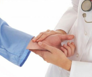 Bị phát lệnh truy nã vì đi chữa bệnh?