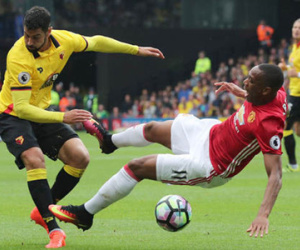 TRANH CÃI: Martial đã bị phạm lỗi trước khi Watford ghi bàn?