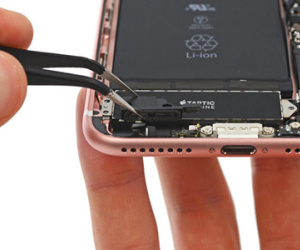 Apple "lấp" cổng 3.5mm trên iPhone 7 bằng... miếng nhựa