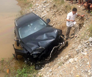 Audi Q5 nát đầu "tắm ruộng" sau cú húc đuôi xe tải