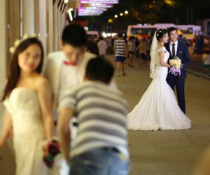 Bi hài chuyện mùa cưới ở Hà Nội: 1 mét vuông chục cặp đôi chen nhau chụp ảnh