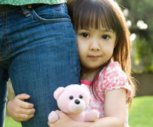 Bố mẹ nên làm gì khi con quá bám người giúp việc