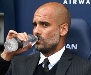 Guardiola văng tục khi được hỏi về cơ hội ăn bốn của Man City