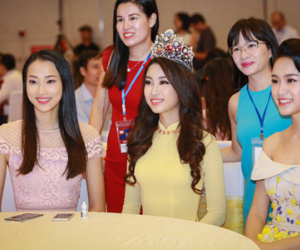 Hoa hậu Mỹ Linh đội vương miện dự ngày hội trường