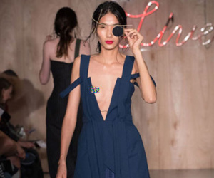 Hoàng Thùy lộ ngực trên sàn diễn London Fashion Week