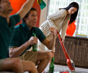 Không tưởng được cách giữ chồng đáng sợ và đầy xấu hổ của vợ tôi