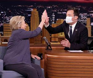 Người dẫn chương trình đeo khẩu trang khi đối thoại với Hilary Clinton