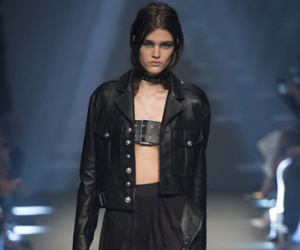 Người mẫu dùng thắt lưng che ngực trong show Versace