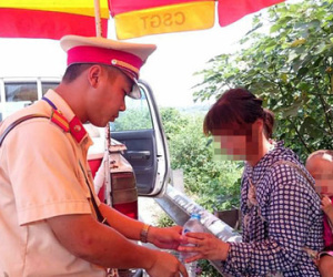 Người phụ nữ địu con bỏ trốn khỏi chồng hờ Trung Quốc