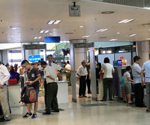 Phát hiện thanh niên mang 3 bọc đen nghi ma tuý đá lên máy bay
