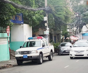 Thiếu nữ bị bạn trai quen qua mạng kề dao vào cổ, cướp xe ngay giữa trung tâm Sài Gòn