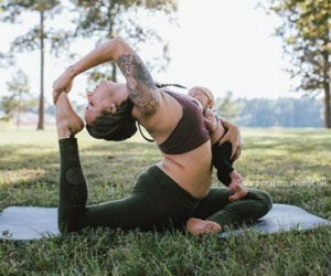 Tròn mắt với mẹ trẻ vừa tập yoga vừa cho con bú
