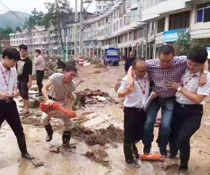 Trung Quốc sa thải quan chức vì được khiêng qua chỗ lội