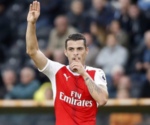 Vì sao Xhaka ra dấu "im miệng đi"?