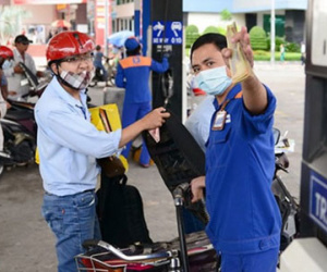 Giá xăng tiếp tục tăng vào ngày mai