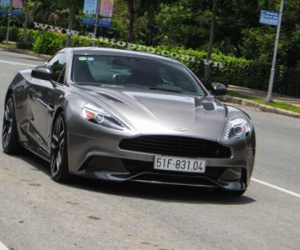 Aston Martin Vanquish màu độc của đại gia Sài thành ra biển trắng