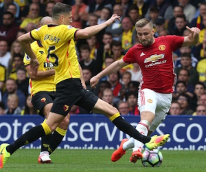 Cầu thủ MU sốc vì cách Mourinho đối xử với Luke Shaw