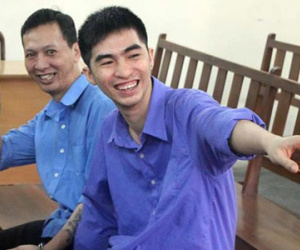 Hầu tòa tội giết người vẫn cười tươi, tạo dáng khi chụp hình