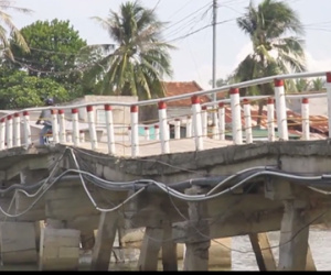 Người dân thót tim qua cầu chờ sập ở Nha Trang