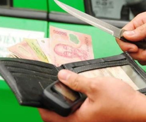 Truy lùng thủ phạm dí dao vào cổ tài xế cướp taxi ở Sài Gòn