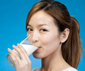 Uống sữa buổi tối dễ gây sỏi thận