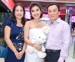 Bố mẹ đến chúc mừng Tiêu Châu Như Quỳnh ra MV