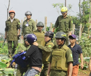 Clip: Công an xã bao vây, “cướp” máy ảnh của phóng viên