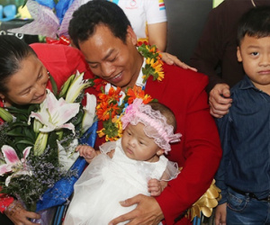 Đô cử Lê Văn Công hôn con gái nhỏ ngày trở về