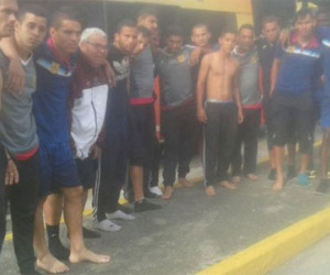 Đội bóng Venezuela bị cướp chặn đường, lột sạch tư trang